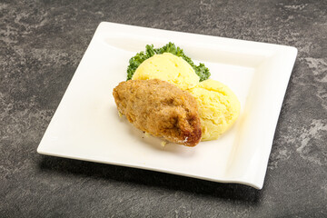 Crispy chicken cutlet with mashed potato