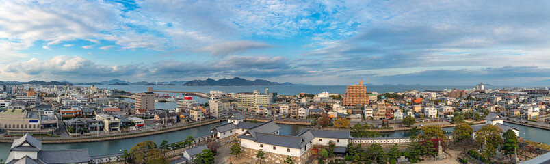 Obraz premium 今治城から望む今治市街と来島海峡の風景