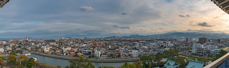 Obraz premium 今治城から望む今治市街と来島海峡の風景