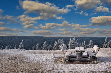 eingefroren Rastplatz im Winterwald
