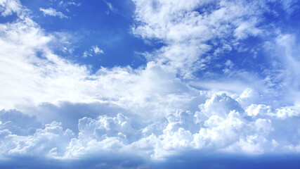 Obraz premium Many clouds and various shapes in the blue sky.