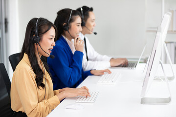 Fototapeta premium woman operator wearing headphones and talking online with customer at call center service