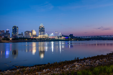 Fototapeta premium The Cincinnati Skyline at Sunrise