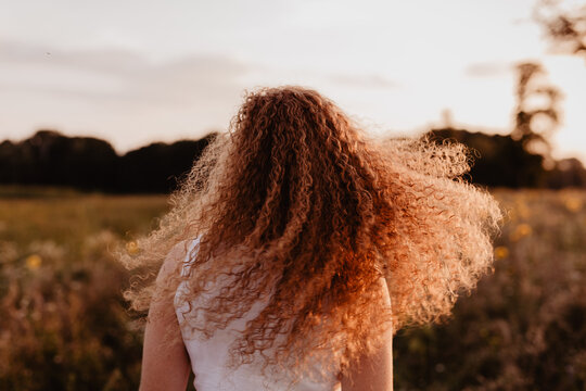 Powervolle und dynamische Frau im Sonnenuntergang, Abendhimmel