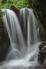 laarga exposicion de una caida de agua en la selva