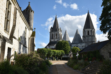 Fototapeta na wymiar Clochers pointus de la collégiale Saint-Ours à Loches en Touraine, France