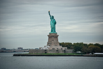 Obraz premium statue of liberty new york view of the statue from the ferry cloudy