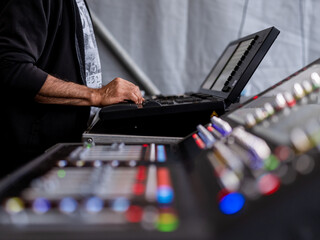 Un technicien et sa console son lors d'un concert dans un festival