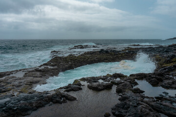 Fotografías en el Bufadero de la isla de Gran Canaria en las que se puede ver el mar y formaciones rocosas un día nuboso.
