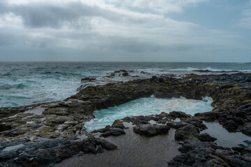 Fotografías en el Bufadero de la isla de Gran Canaria en las que se puede ver el mar y formaciones rocosas un día nuboso.