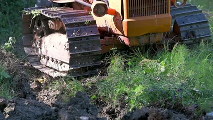 aratura meccanica con trattore cingolato