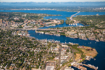Obraz premium The Seattle skyline and surrounding areas as seen from the air on a clear blue sky day, with Mt. Rainier in the background