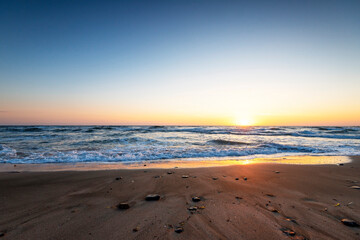 Fototapeta na wymiar Beautiful tropical sunrise on the beach.