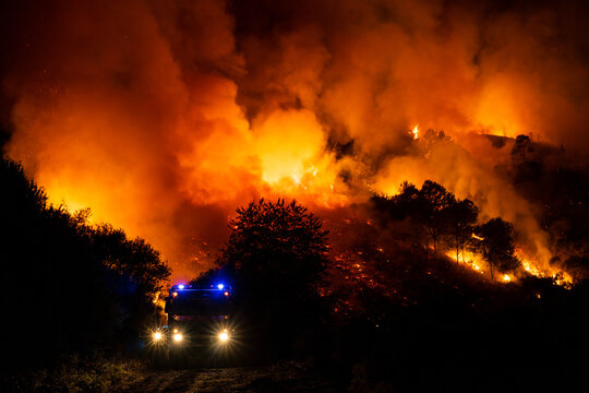 Camion de bomberos apagando un fuego en Galicia, Espa&ntilde;a.