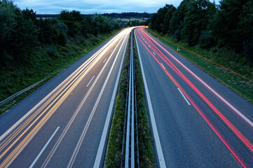 Doppelspurige Straße mit Lichtstreifen in der Dämmerung
