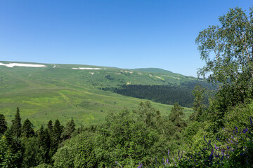 Obraz premium Panoramic views from mountain routes on a sunny summer day, walking and communicating with nature.