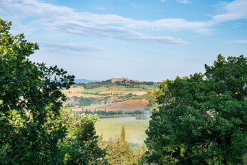 Morgen Landschaft der Toskana H&uuml;gel und B&auml;ume mit teils Wolkigem Himmel