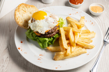 hamburguesa doble con papas fritas