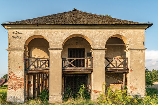 Magazyn gorzelniany - spichlerz na dawnym folwarku Potockich. Usytuowany przy drodze do Żołyni. Wzniesiony w latach 1843-1845 według plan&oacute;w rysownika Jana Tokarskiego. Klasycystyczny, murowany, z ceg