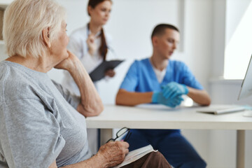 Obraz premium female patient sitting at doctor's appointment with nurse assistant hospital