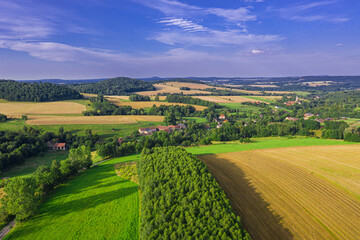 Przedgórze sudeckie. Pola uprawne, łąki i kępy drzew. Widok z drona. - obrazy, fototapety, plakaty