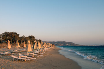 Fototapeta na wymiar Strand mit Sonnenschirmen, Naxos