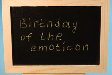 Obraz premium Black school board in miniature with chalk inscriptions Birthday of the emoticon