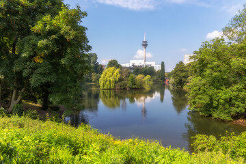 Modernes Düsseldorf im Hochhäusern in Nordrhein-Westfalen in Deutschland im Sommer - obrazy, fototapety, plakaty
