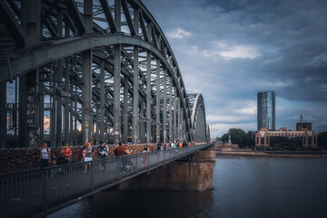 Obraz premium Rheinbrücke am Kölner Dom aus dem Sommer