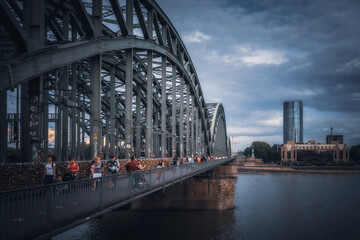 Rheinbrücke am Kölner Dom aus dem Sommer