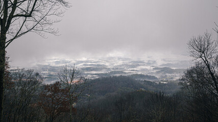 Fototapeta na wymiar Fog blanketing the highland region of North Carolina. Cloudy treetop environment. Vast landscape.