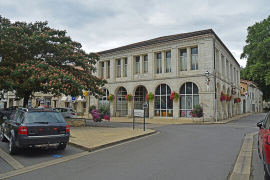 La Rochefoucauld En Angoumois, Charente, Nouvelle-Aquitaine, France : L'ancienne Halle Aux Grains.