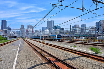 Obraz premium JRゲートウェイ駅ホームから田町方面を眺める