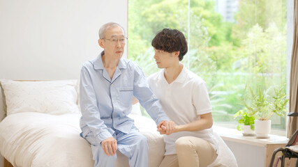 Obraz premium ヘルパーのサポートを受ける高齢の男性