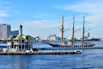 帆船が停泊する横浜ぷかりさん橋 © masyok