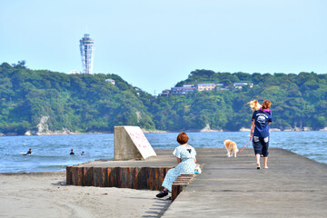 湘南引地川河口で休む人