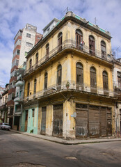 Fototapeta na wymiar Tenament life; crumbling, decaying colonial buildings in Havana Vieja, Havana, Cuba.