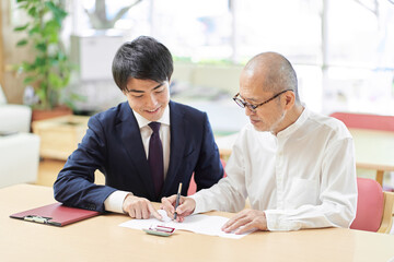 士業に相続・遺言書の相談をする高齢者