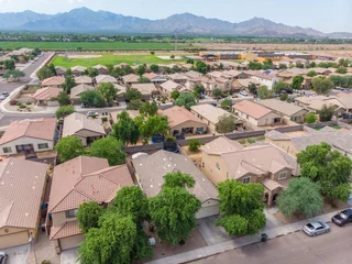 Gordijnen Aerial neighborhood in Arizona © Allison