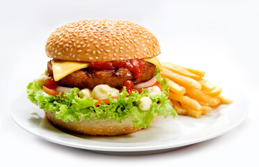 Suculento hambúrguer no pão com gergelim maionese, alface, tomate, cebola e catchup, no prato batata fritas em fundo branco para recorte.