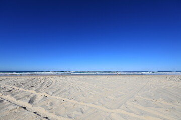 Fototapeta na wymiar view of the beach and ocean on Fraser Island, Queensland, Australia
