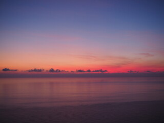 水平線と夜明け前の空