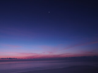 Fototapeta na wymiar 水平線と夜明け前の空