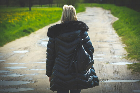 Kobieta w kurtce tyłem