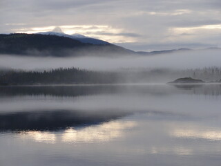 nebelige mystische Berglandschaft an Norwegens Fjorden 