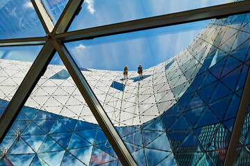 building cleaner climbs on the skyscraper