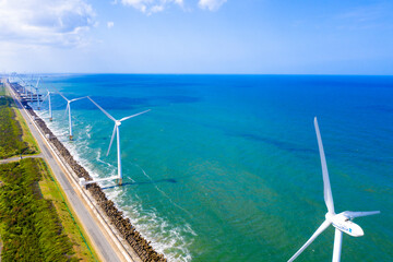 茨城県の海岸沿いに並んだ風力発電	