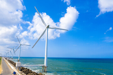 茨城県の海岸沿いに並んだ風力発電	