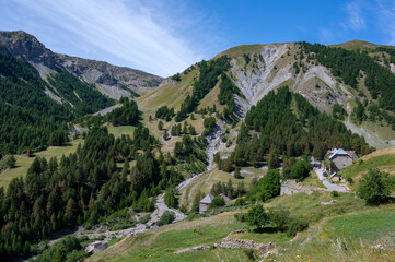 Paysage de montagne des Alpes-Maritimes dans la vallée de la Tinée dans la montée au col de La Bonette en été en France autour du hameau de Bousieyas © michel