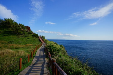 a beautiful seascape with a seaside walkway
